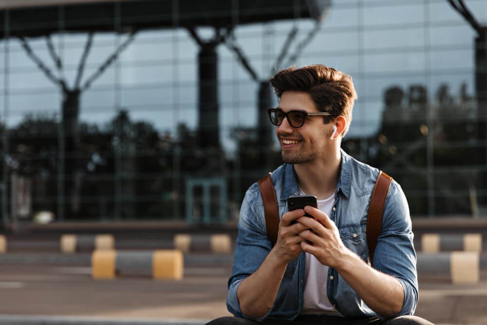 Hombre en aeropuerto con teléfono